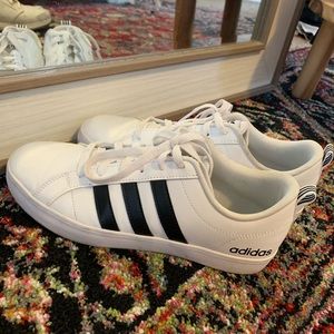 Addias White Sneakers 👟 Size 8.5
